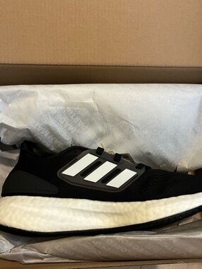 adidas Black and White PureBOOST 22 Running Shoes size 6
